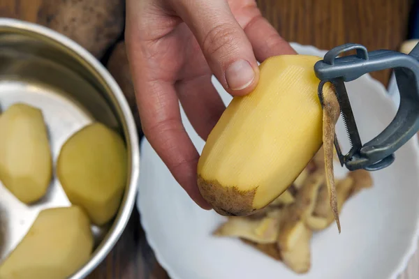 Detalj Kvinna Händer Peeling Gul Färskpotatis Med Kök Potatisskalare Förberedelse — Stockfoto