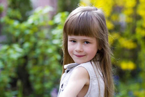 Retrato Uma Menina Pré Escolar Loira Cabelos Compridos Bonita Vestido — Fotografia de Stock