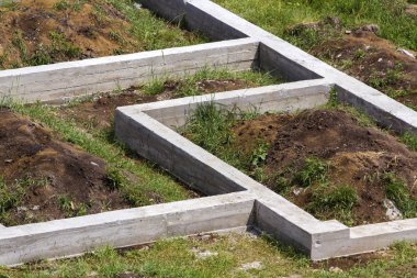 Yeşil alanda şantiye. Siperler detayını yakın çekim toprağa kazdık ve gelecekteki house için temel olarak çimento ile dolu. Gayrimenkul, yatırım, inşaat ve inşaat kavramı.