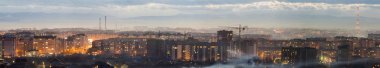 Ivano-Frankivsk City, Ukrayna gece hava görünümünü Panoraması. Yüksek binalar parlak ışıkları ile modern gece şehir sahne. Konut üç aylık dönemler ve modern kentsel alanda İnşaat vinçleri.