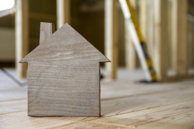 Arka plan basit küçük kahverengi model ev bulanık binasında Close-up araçları. İnşaat, yapı ve Emlak, Emlak ve rüya ev concept sahipliğini yatırımları.