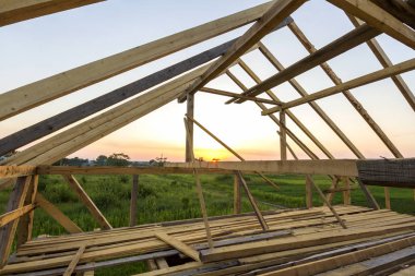 Yeni ahşap ev yapım aşamasında. Tavan çatı çerçeve karşı Close-up gökyüzünden içinde temizleyin. Doğal malzemelerin ekolojik rüya ev. Yapı, inşaat ve yenileme kavramı.