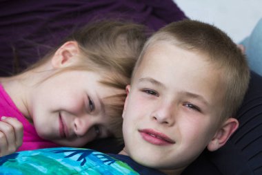 Yakın çekim portre iki küçük sevimli sevimli sarışın çocuk, kardeşi ve kız kardeşi, erkek ve kız renkli battaniye altında mışıl mışıl uyuyor. Huzurlu dikkatsiz masum çocukluk kavramı.