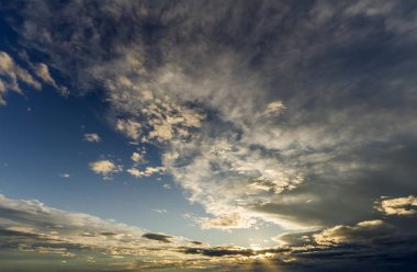 Fantastik panorama görüntülemek güneş rüzgar gibi hareket derin mavi gökyüzü karşı yayılan tarafından yaktı parlak beyaz gri karanlık geniş kabarık bulutlar. Güzellik ve güç doğa, meteoroloji ve iklim kavramı değiştirme.