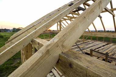 Yeni ahşap ekolojik ev yapım aşamasında doğal malzemelerden. Yakın çekim ayrıntı tavan çatı çerçeve karşı içinde gökyüzünden temizleyin. Bina, çatı kaplama, inşaat ve yenileme kavramı.