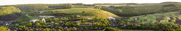 Schöne Weite Luftaufnahme Eines Kleinen Dorfes Inmitten Grüner Gärten Geflicktes — Stockfoto