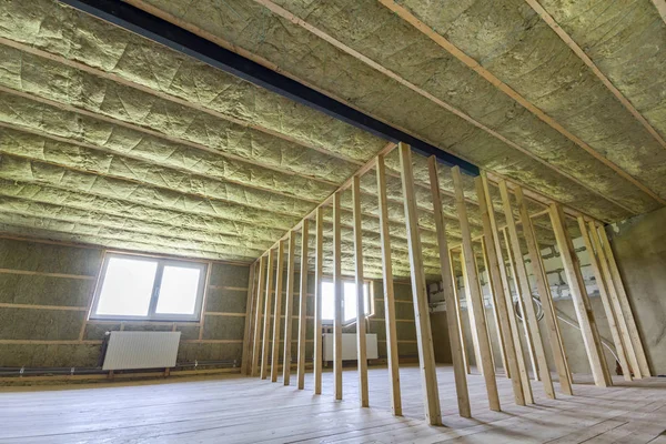 Yapım ve büyük ışık geniş boş oda meşe zemin, duvar ve tavan taş yünü, gelecekteki duvarlar için düşük tavan pencere ve ahşap çerçeve altında radyatörler Isıtma ile yenileme.
