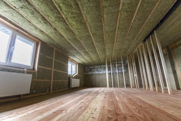 Yapım ve büyük ışık geniş boş oda meşe zemin, duvar ve tavan taş yünü, gelecekteki duvarlar için düşük tavan pencere ve ahşap çerçeve altında radyatörler Isıtma ile yenileme.