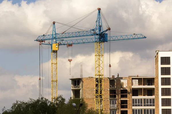 Städtische Ansicht Der Silhouetten Von Zwei Hohen Industriellen Turmdrehkrane Über — Stockfoto