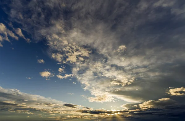 Vue Panoramique Fantastique Nuages Bouffis Larges Gris Clair Foncés Éclairés — Photo