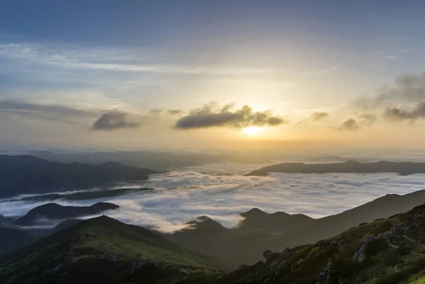 Fantástica Vista Del Valle Montaña Cubierto Nubes Blancas Bajas Hinchadas —  Fotos de Stock