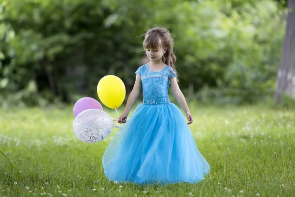 Pretty Little Blond Dziewczynka Długowłosy Ładne Niebieska Sukienka Posiada Kolorowe — Zdjęcie stockowe