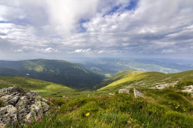 Sabah güneş yeşil vadi, orman ve uzak sisli dağlar yamalar rüzgarlı bulutlu gökyüzü altında kar ile kaplı tepeler tarafından geniş Panoraması yaktı. Güzellik, Doğa, turizm ve seyahat kavramı.