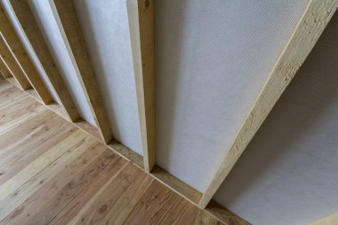 Yakın çekim detay gelecek bölme duvar için inşaat ve yenileme ile tahta meşe zemin ve Ahşap ahşap çerçeve altında boş oda. Profesyonel yeniden yapılanma ve yatırımlar kavramı.