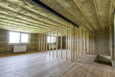 Yapım ve büyük ışık geniş boş oda meşe zemin, duvar ve tavan taş yünü, gelecekteki duvarlar için düşük tavan pencere ve ahşap çerçeve altında radyatörler Isıtma ile yenileme.