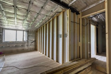 Odasının altında inşaat ve tadilat için gelecekteki bölme duvar duvar ve tavan, meşe zemin ve Ahşap ahşap çerçeve üzerinde gümüş alüminyum folyo ile. Profesyonel yeniden yapılanma ve izolasyon kavramı.