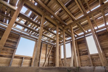 Yeni ahşap ev yapım aşamasında. Duvar ve tavan çerçeve içinde windows açıklıklar ile yakın çekim. Doğal malzemelerin ekolojik rüya ev. Yapı, inşaat ve yenileme kavramı.