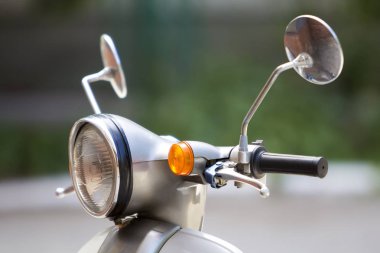 Yeni beyaz parlak motosiklet yuvarlak far, iki aynalar ve el freni ile yakın çekim detayını. Rahat şehir ve kara taşımacılığı Ekonomi, seyahat ve hız kavramı yakıt.