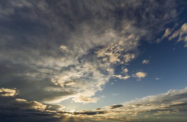 Fantastik panorama görüntülemek güneş rüzgar gibi hareket derin mavi gökyüzü karşı yayılan tarafından yaktı parlak beyaz gri karanlık geniş kabarık bulutlar. Güzellik ve güç doğa, meteoroloji ve iklim kavramı değiştirme.
