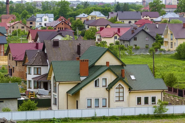 Nahaufnahme Eines Großen Neuen Komfortablen Zweistöckigen Häuschens Mit Grünem Ziegeldach — Stockfoto