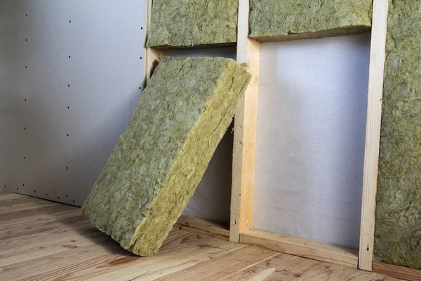 Holzrahmen Für Zukünftige Wände Mit Trockenbauplatten Isoliert Mit Steinwolle Und — Stockfoto