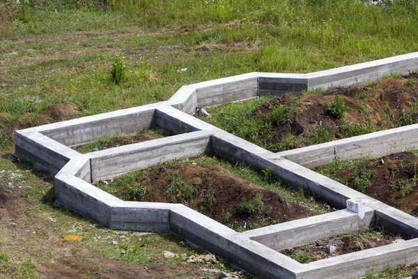 Yeşil alanda şantiye. Siperler detayını yakın çekim toprağa kazdık ve gelecekteki house için temel olarak çimento ile dolu. Gayrimenkul, yatırım, inşaat ve inşaat kavramı.