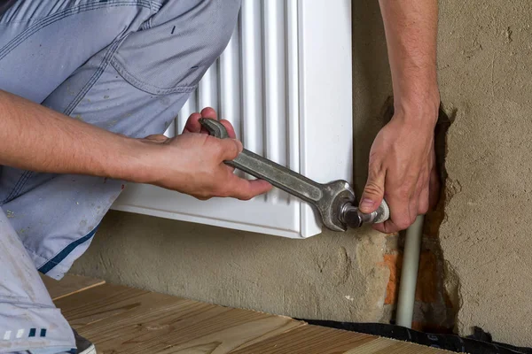 Mão Encanador Profissional Instalando Radiador Aquecimento Parede Tijolo Usando Uma — Fotografia de Stock