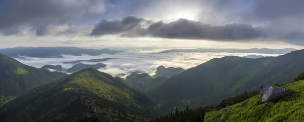 Fantastischer Blick Auf Das Gebirgstal Bedeckt Mit Niedrigen Weißen Wie — Stockfoto