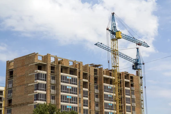 Dois Guindastes Torre Que Trabalham Edifício Alto Tijolo Ascensão Sob — Fotografia de Stock