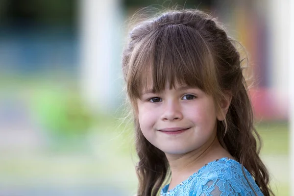 Porträt Eines Kleinen Modischen Blonden Mädchens Blauem Kleid Mit Grauen — Stockfoto