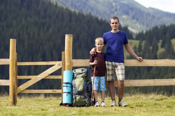 Vater Und Sohn Stehen Neben Dem Touristenrucksack Niedrigen Holzzaun Auf — Stockfoto