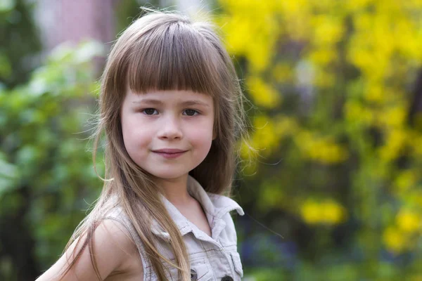 Portret Van Een Mooie Langharige Blonde Preschool Meisje Mouwloos Witte — Stockfoto