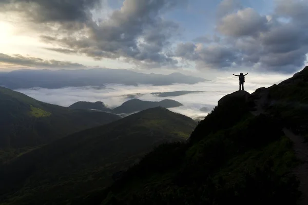 Weites Bergpanorama Kleine Silhouette Eines Touristen Mit Rucksack Felsigen Berghang — Stockfoto