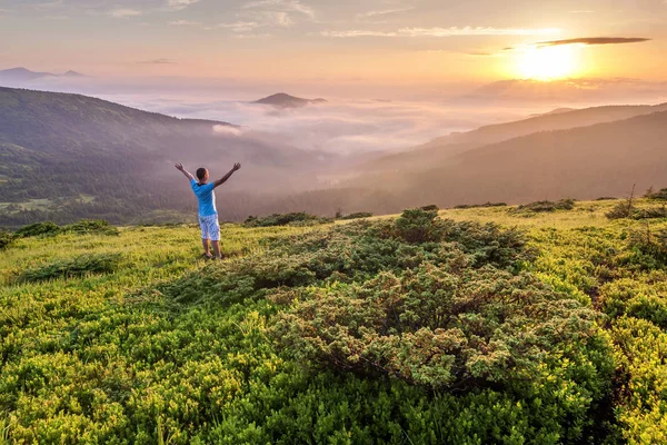 Turista Stojí Vrcholu Hory Zvedl Ruce Užívat Slunce — Stock fotografie