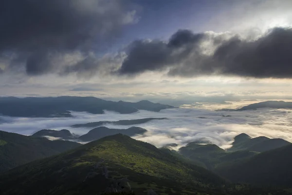 Fantástica Vista Del Valle Montaña Cubierto Nubes Blancas Bajas Hinchadas —  Fotos de Stock