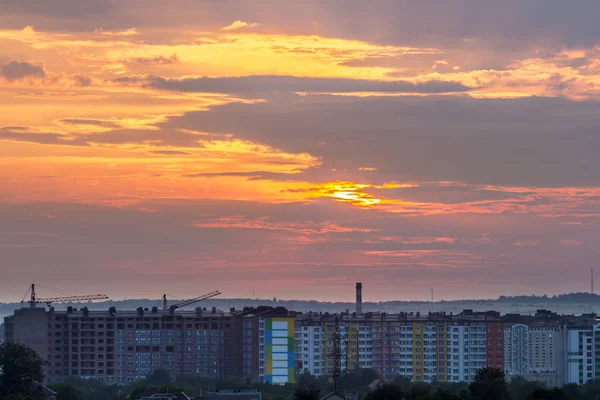 Hermoso Cielo Naranja Brillante Atardecer Sobre Edificio Apartamentos Altos Grúas — Foto de Stock