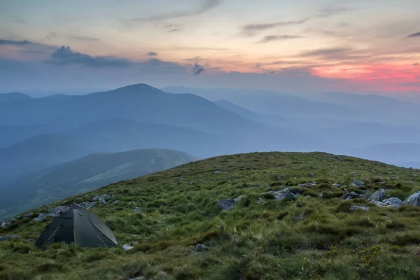 Sommercamping Den Bergen Morgengrauen Touristenzelt Auf Einem Runden Grasbewachsenen Hügel — Stockfoto