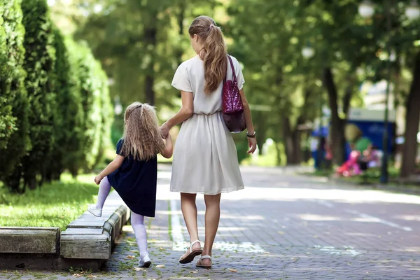 Rear View Young Mother Walking Little Girl Daughter Beautiful Summer — Stock Photo, Image