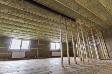 Yapım ve büyük ışık geniş boş oda meşe zemin, duvar ve tavan taş yünü, gelecekteki duvarlar için düşük tavan pencere ve ahşap çerçeve altında radyatörler Isıtma ile yenileme.