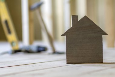 Arka plan basit küçük kahverengi model ev bulanık binasında Close-up araçları. İnşaat, yapı ve Emlak, Emlak ve rüya ev concept sahipliğini yatırımları.