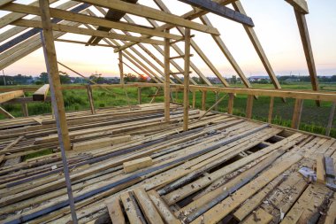 Yeni ahşap ev yapım aşamasında. Tavan çatı çerçeve karşı Close-up gökyüzünden içinde temizleyin. Doğal malzemelerin ekolojik rüya ev. Yapı, inşaat ve yenileme kavramı.