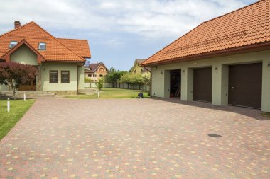 Özellik bakımlı. Shingle çatı, plastik tavan windows, yüksek baca, büyük taş döşeli Bahçe, yeşil çimen, yeni konut yazlık üç araba garaj Müstakil. Emlak ve refah kavramı.