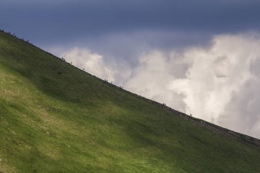 Uzaktan görünümünü ile lots-in insanlar aşağı ve yukarı turist rota parlak mavi gökyüzü altında tarafından seyahat yaz güneş dağ Hoverla tarafından yaktı. Güzellik, Doğa, ekoloji, turizm ve hiking kavramı için tehlike.