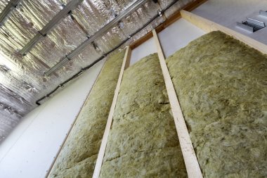 Alçıpan plakalar ile gelecekteki duvarlar için ahşap çerçeve kaya yünü ve fiberglas ile yalıtım personel soğuk bariyer için yalıtılmış. Rahat sıcak ev, ekonomi, inşaat ve tadilat kavramı.