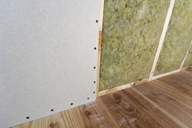 Alçıpan plakalar ile gelecekteki duvarlar için ahşap çerçeve kaya yünü ve fiberglas ile yalıtım personel soğuk bariyer için yalıtılmış. Rahat sıcak ev, ekonomi, inşaat ve tadilat kavramı.