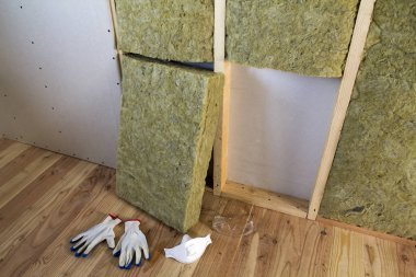 Kaya yünü ve fiberglas yalıtım personel malzemesi soğuk bariyer için. Cam yünü ile çalışması için araçları: koruyucu gözlük, gözlük ve maske. Sıcak ev, ekonomi, inşaat ve tadilat kavramı.