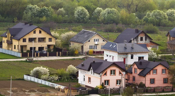 Rezidenční Předměstí Ulice Nové Moderní Pohodlné Zděné Chaty Dvory Kvetoucí — Stock fotografie