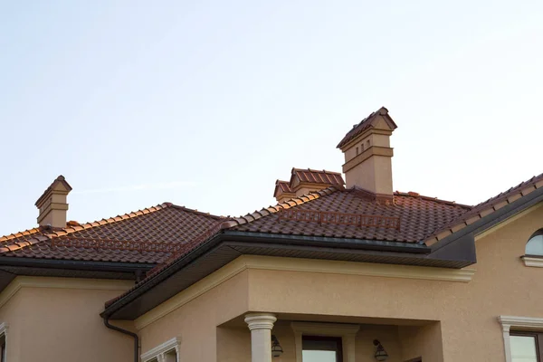 つの煙突 大きな窓の溝パイプとモダンな豪華な高価な住宅コテージ家の広々 とした茶色の鉄片屋根のクローズ アップ 住宅ローンの概念 — ストック写真