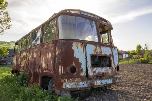 Close Old Forsaken Passenger Bus Broken Windows Rusting High Green — Stock Photo, Image