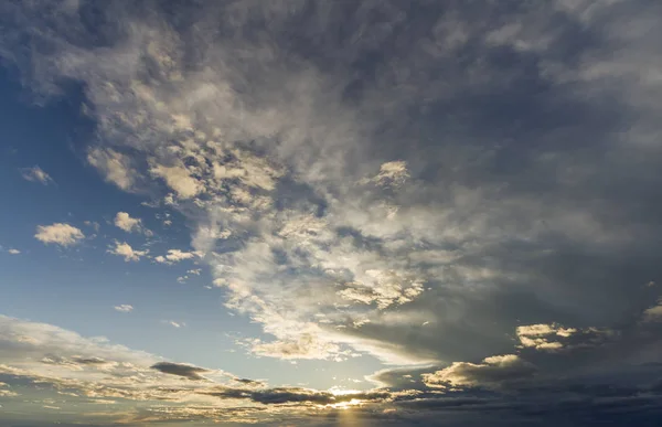 Панорамный Вид Яркие Белые Темные Широкие Пухлые Облака Освещаемые Солнцем — стоковое фото